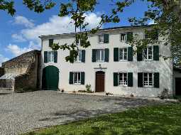 Superb Maison de Maitre with Large Barn & Pool; walking distance from Vibrant Riverside Village