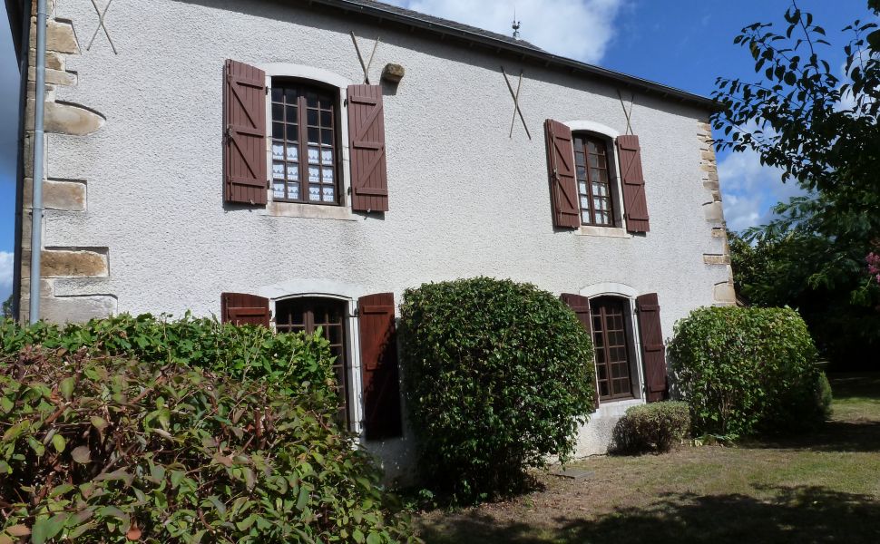 Charmante Ensemble Béarnais du Village Avec Dépendance et Jardin Privé