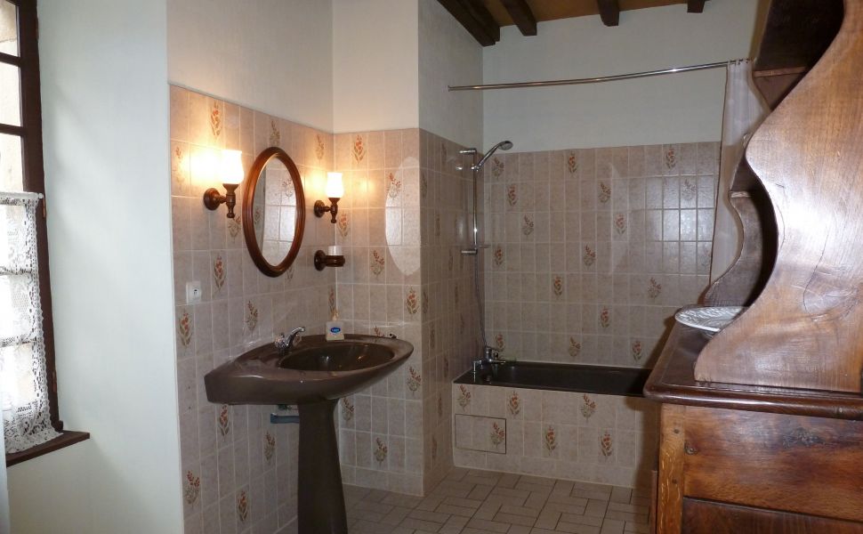 Charmante Ensemble Béarnais du Village Avec Dépendance et Jardin Privé