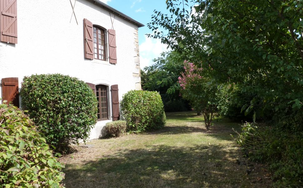 Charmante Ensemble Béarnais du Village Avec Dépendance et Jardin Privé