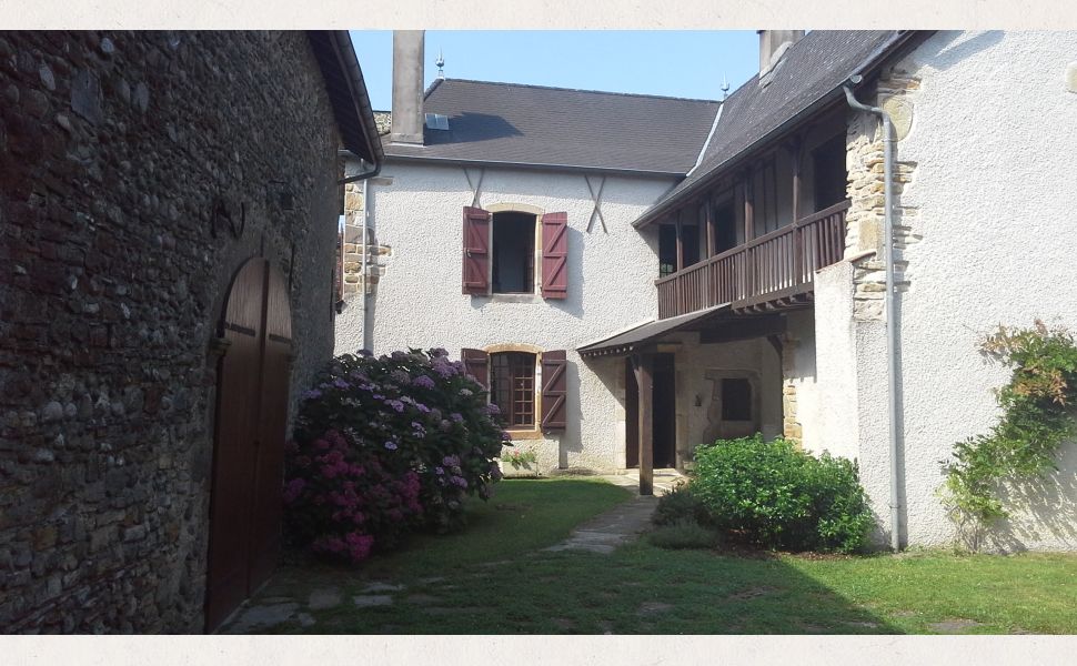Charmante Ensemble Béarnais du Village Avec Dépendance et Jardin Privé