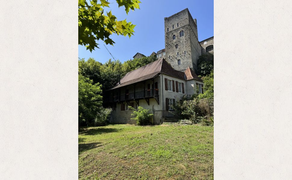 An Historic Immeuble Au Coeur de la Cité Médiéval de Sauveterre de Béarn