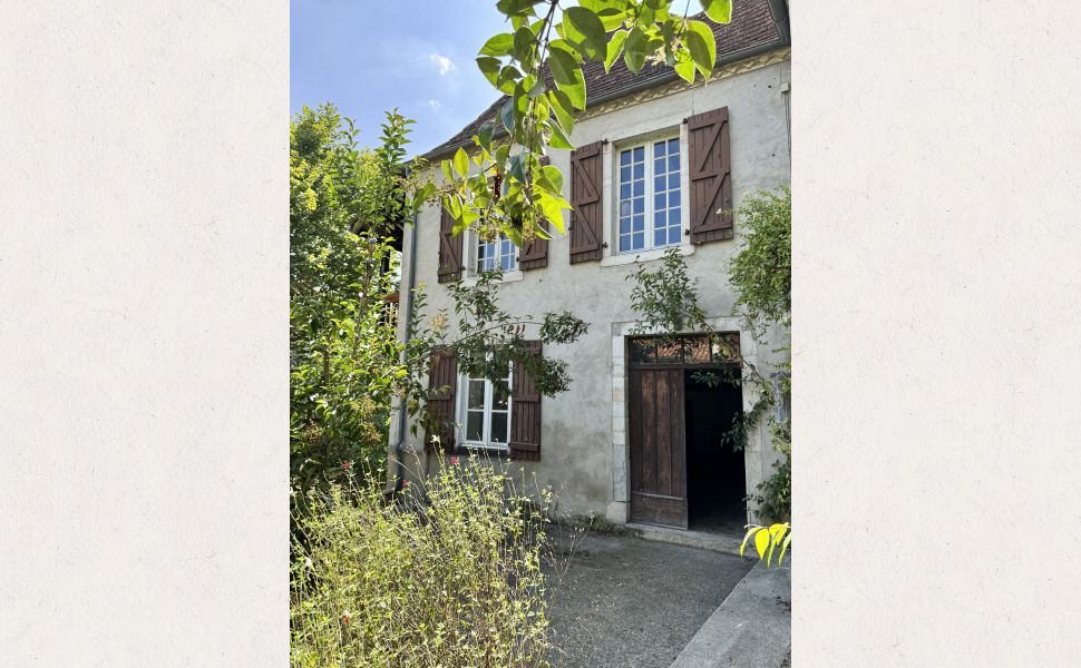 An Historic Immeuble Au Coeur de la Cité Médiéval de Sauveterre de Béarn