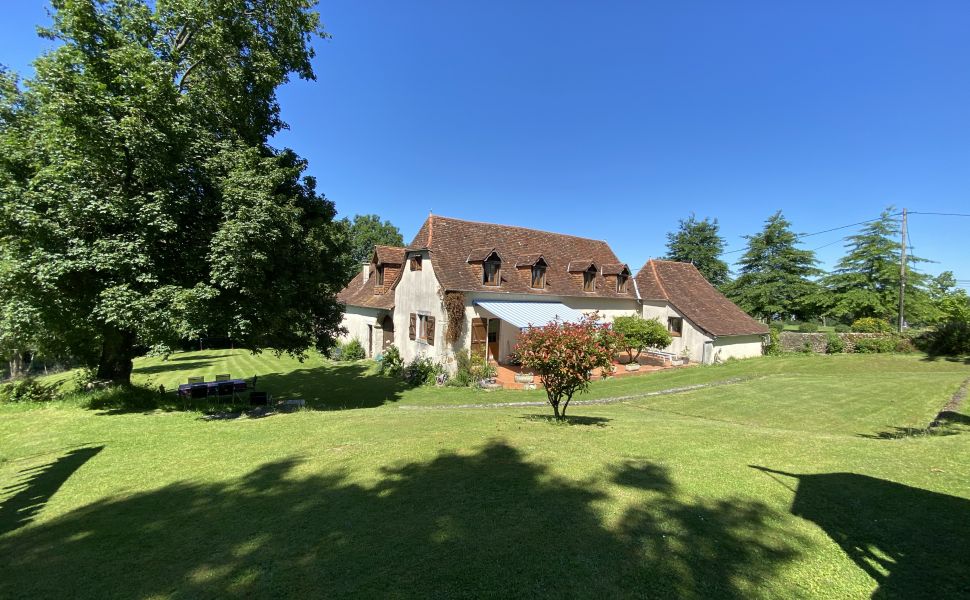 Authentique Ferme à Quatre Corps Avec Cour Intérieur, Dépendances et Jardin Paysager