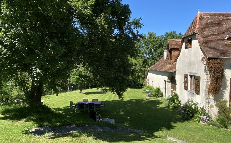 Authentique Ferme à Quatre Corps Avec Cour Intérieur, Dépendances et Jardin Paysager