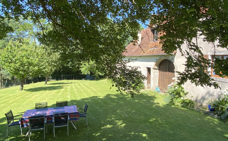 Authentique Ferme à Quatre Corps Avec Cour Intérieur, Dépendances et Jardin Paysager