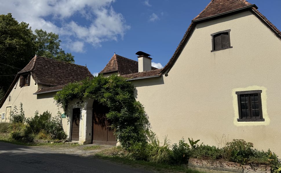 Authentique Ferme à Quatre Corps Avec Cour Intérieur, Dépendances et Jardin Paysager
