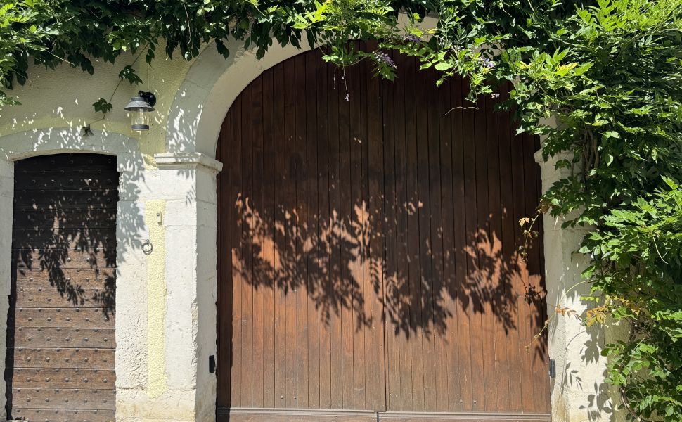 Authentique Ferme à Quatre Corps Avec Cour Intérieur, Dépendances et Jardin Paysager