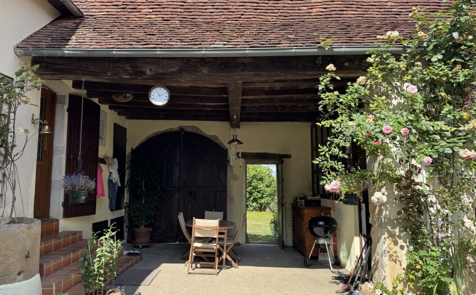 Authentique Ferme à Quatre Corps Avec Cour Intérieur, Dépendances et Jardin Paysager