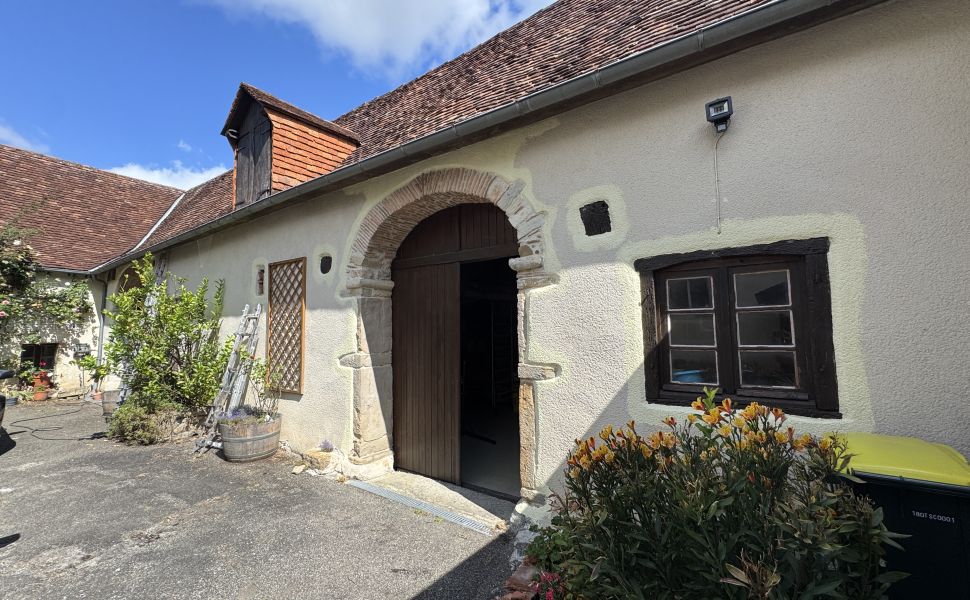 Authentique Ferme à Quatre Corps Avec Cour Intérieur, Dépendances et Jardin Paysager