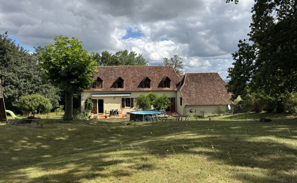 Authentique Ferme à Quatre Corps Avec Cour Intérieur, Dépendances et Jardin Paysager