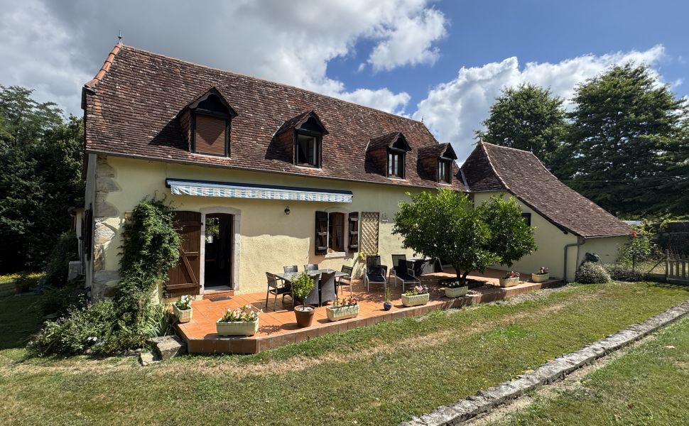 Authentique Ferme à Quatre Corps Avec Cour Intérieur, Dépendances et Jardin Paysager
