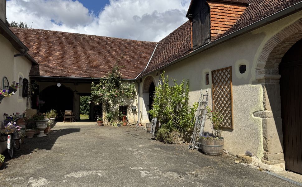 Authentique Ferme à Quatre Corps Avec Cour Intérieur, Dépendances et Jardin Paysager