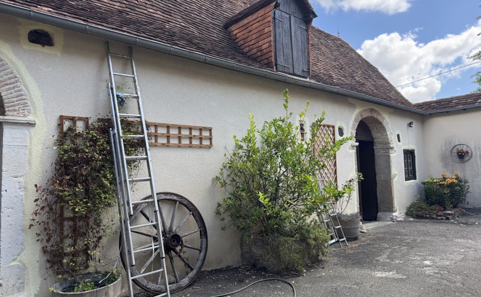 Authentique Ferme à Quatre Corps Avec Cour Intérieur, Dépendances et Jardin Paysager