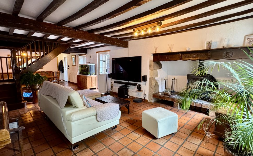 Authentique Ferme à Quatre Corps Avec Cour Intérieur, Dépendances et Jardin Paysager