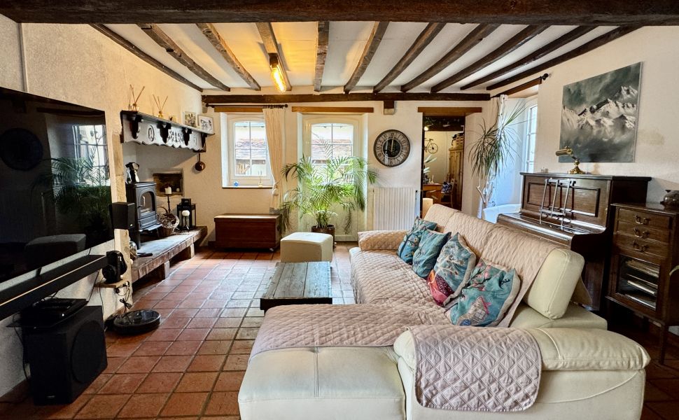 Authentique Ferme à Quatre Corps Avec Cour Intérieur, Dépendances et Jardin Paysager