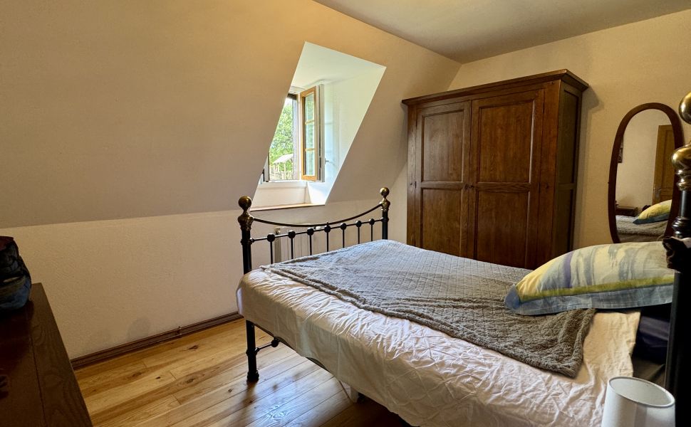 Authentique Ferme à Quatre Corps Avec Cour Intérieur, Dépendances et Jardin Paysager