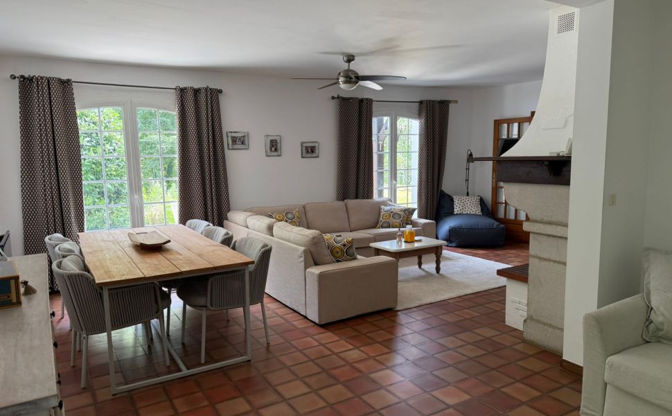 Charmant Néo-Béarnaise de 4 Chambres avec Vue Panoramique et Piscine