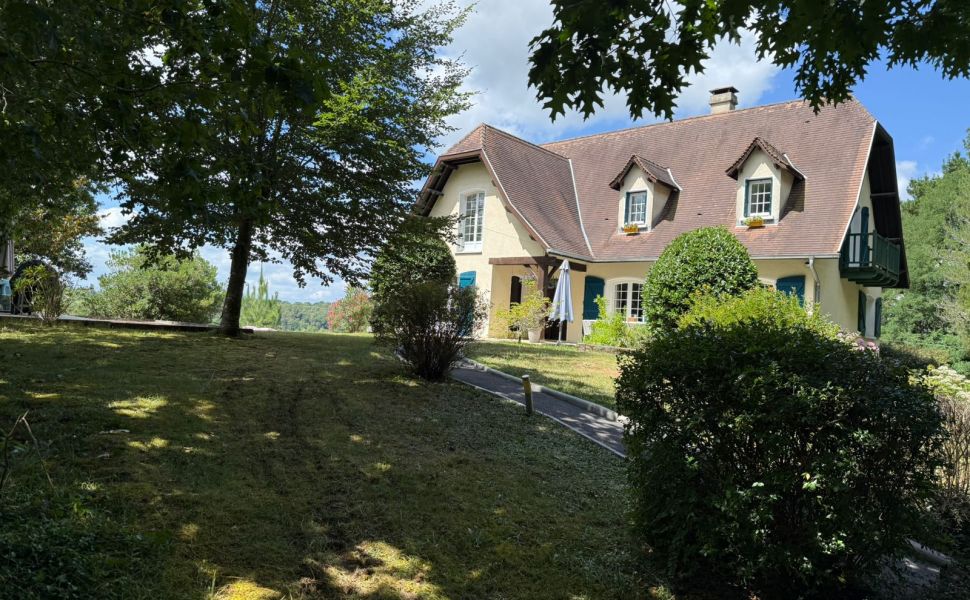 Charmant Néo-Béarnaise de 4 Chambres avec Vue Panoramique et Piscine