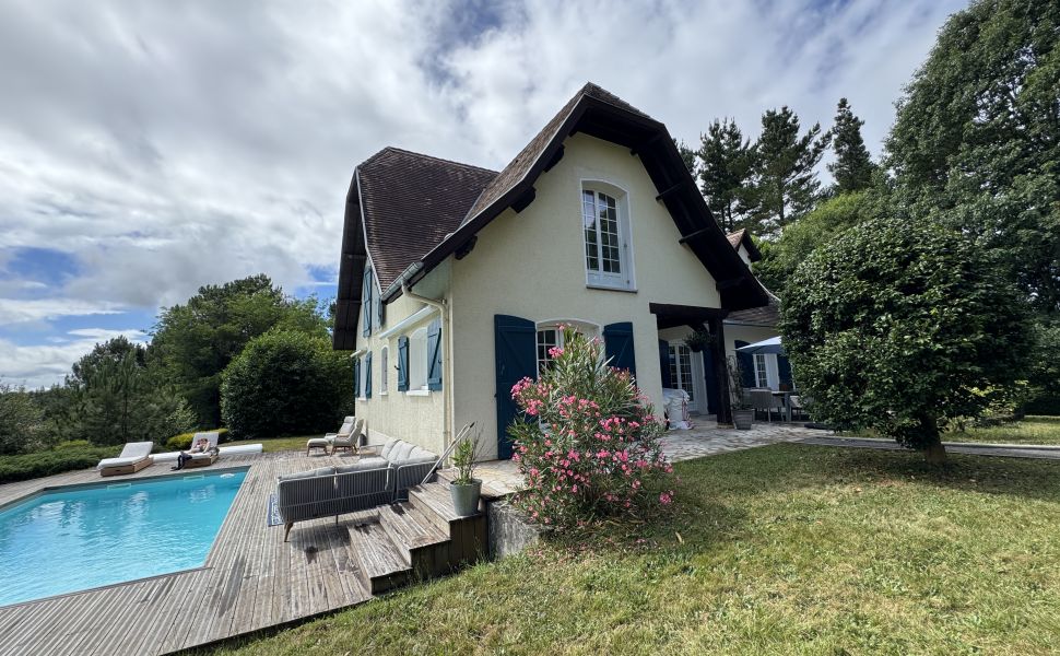 Charmant Néo-Béarnaise de 4 Chambres avec Vue Panoramique et Piscine