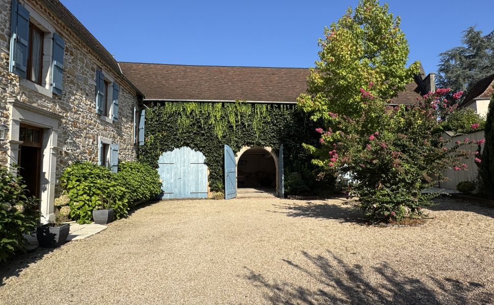 Charmant Ensemble Béarnais avec Maison Rénovée, Granges et Potentiel de Gîte 