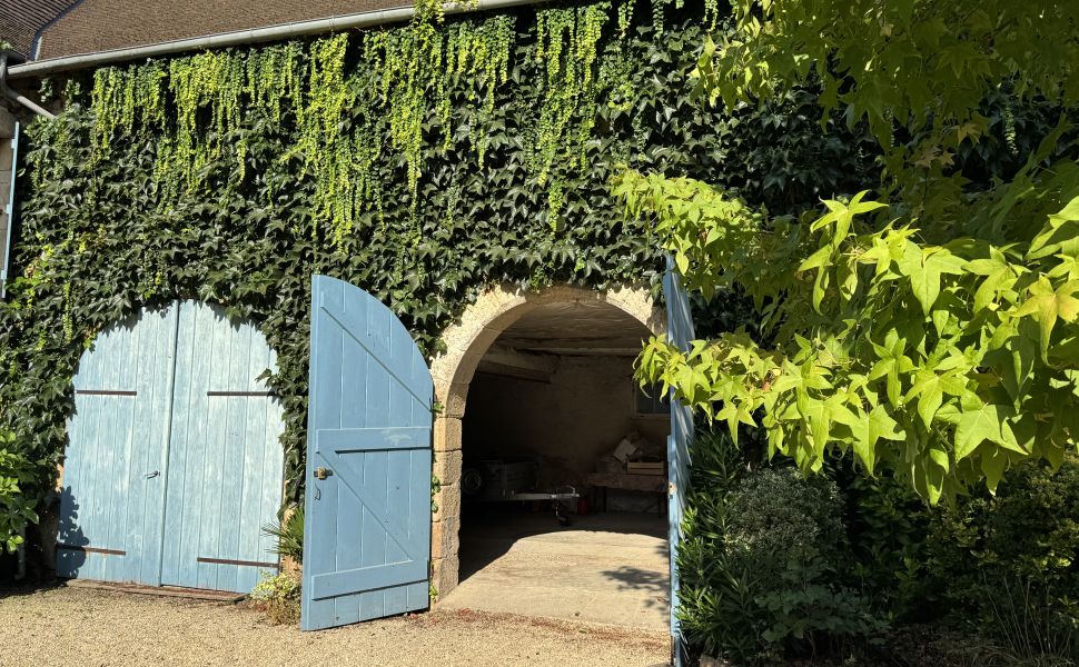 Charmant Ensemble Béarnais avec Maison Rénovée, Granges et Potentiel de Gîte 