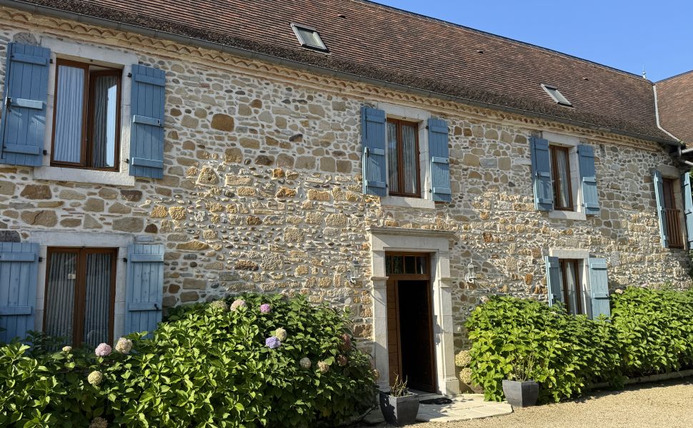 Charmant Ensemble Béarnais avec Maison Rénovée, Granges et Potentiel de Gîte 
