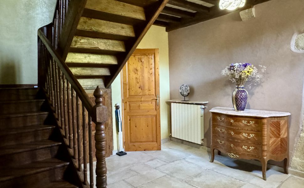 Charmant Ensemble Béarnais avec Maison Rénovée, Granges et Potentiel de Gîte 
