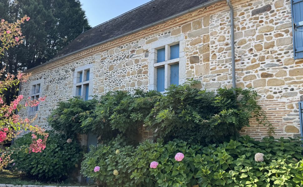 Charmant Ensemble Béarnais avec Maison Rénovée, Granges et Potentiel de Gîte 