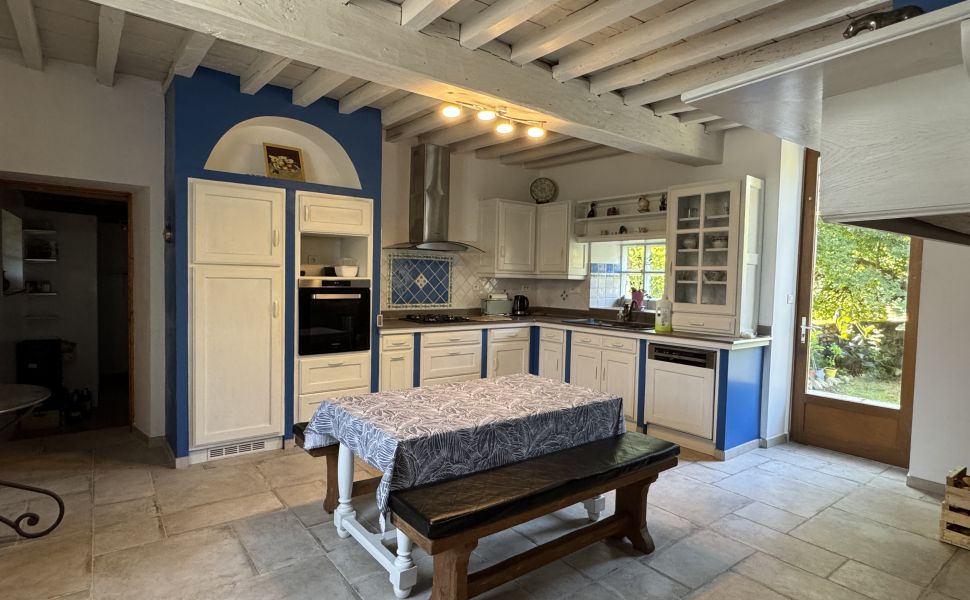 Charmant Ensemble Béarnais avec Maison Rénovée, Granges et Potentiel de Gîte 