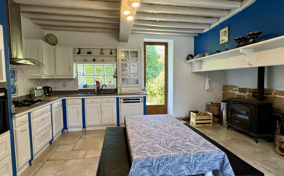 Charmant Ensemble Béarnais avec Maison Rénovée, Granges et Potentiel de Gîte 