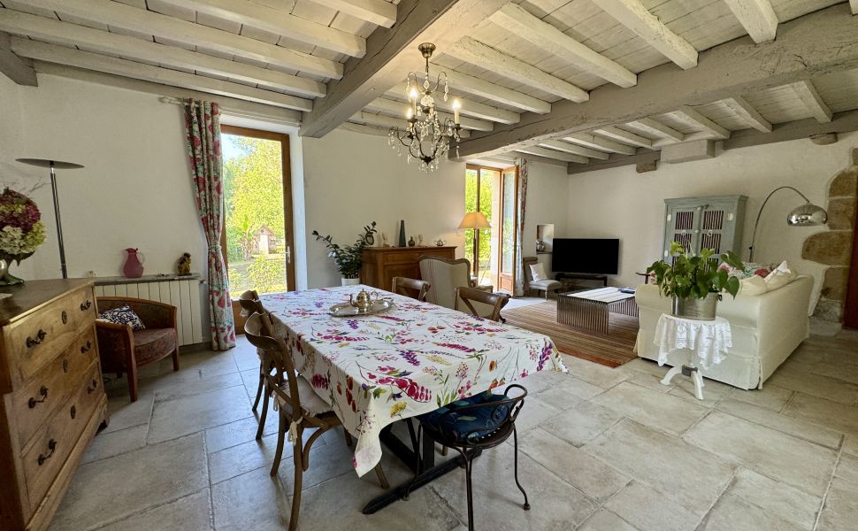 Charmant Ensemble Béarnais avec Maison Rénovée, Granges et Potentiel de Gîte 