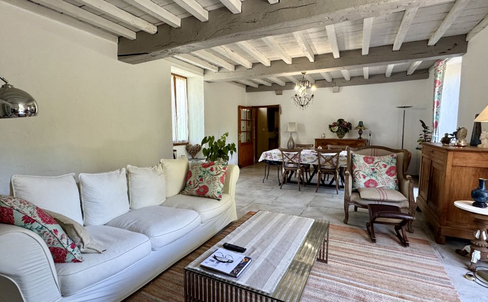 Charmant Ensemble Béarnais avec Maison Rénovée, Granges et Potentiel de Gîte 
