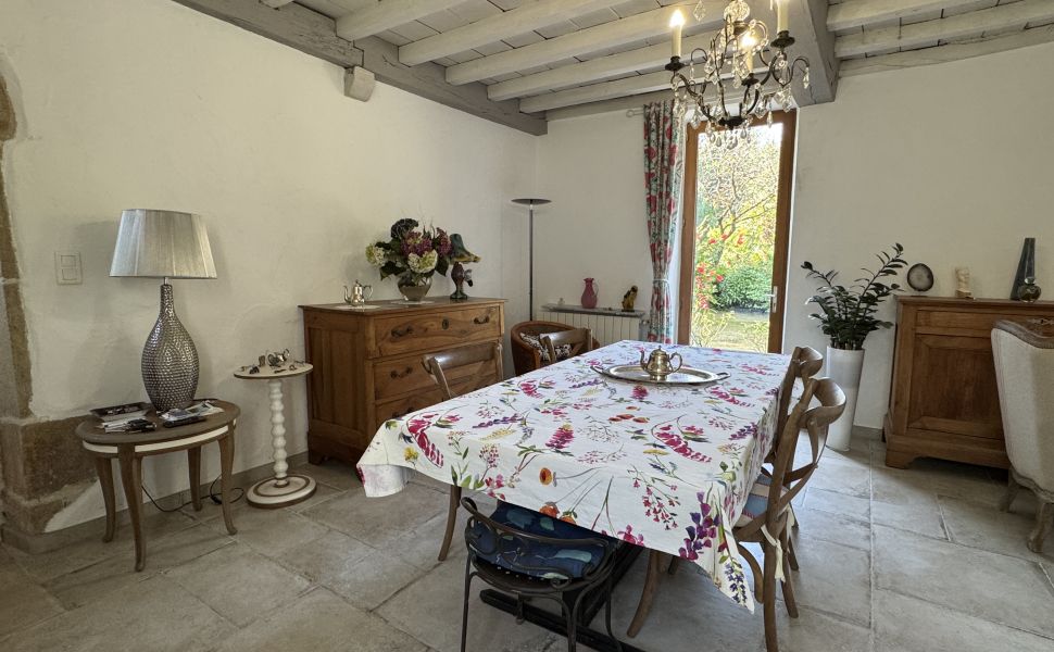 Charmant Ensemble Béarnais avec Maison Rénovée, Granges et Potentiel de Gîte 