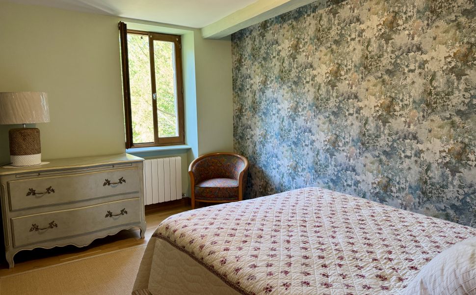 Charmant Ensemble Béarnais avec Maison Rénovée, Granges et Potentiel de Gîte 