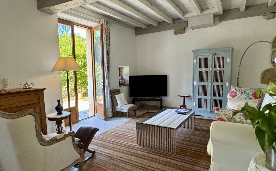 Charmant Ensemble Béarnais avec Maison Rénovée, Granges et Potentiel de Gîte 