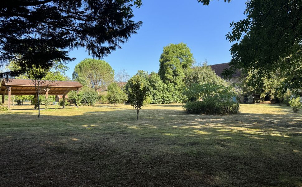 Charmant Ensemble Béarnais avec Maison Rénovée, Granges et Potentiel de Gîte 