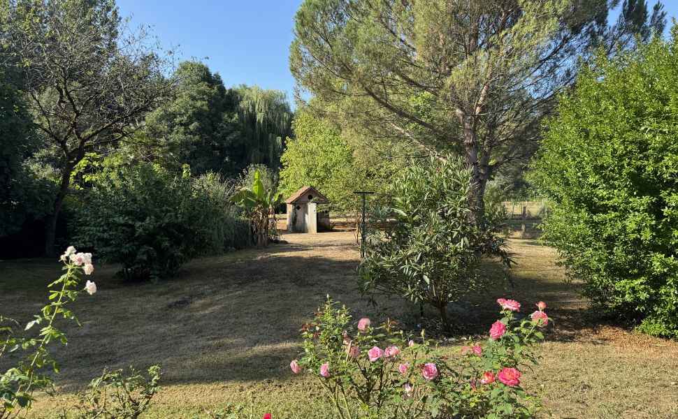 Charmant Ensemble Béarnais avec Maison Rénovée, Granges et Potentiel de Gîte 