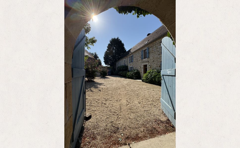 Charmant Ensemble Béarnais avec Maison Rénovée, Granges et Potentiel de Gîte 