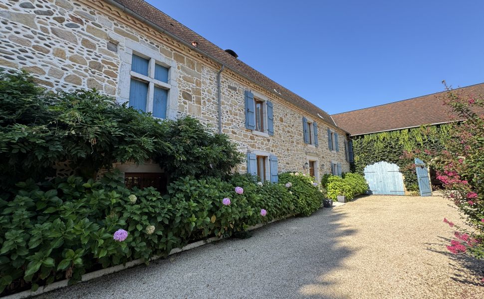 Charmant Ensemble Béarnais avec Maison Rénovée, Granges et Potentiel de Gîte 