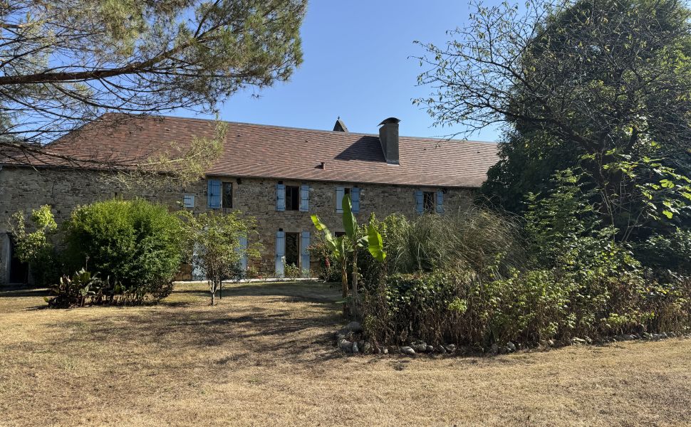 Charmant Ensemble Béarnais avec Maison Rénovée, Granges et Potentiel de Gîte 