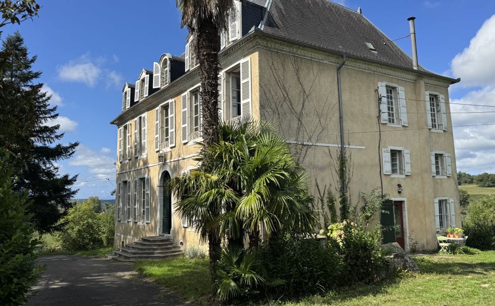 Élégante demeure de campagne du XVIII? siècle avec 2 gîtes, grange et 5,8 ha de terrain