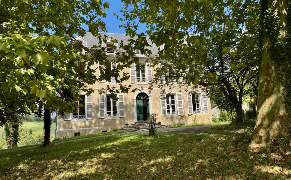 Élégante demeure de campagne du XVIII? siècle avec 2 gîtes, grange et 5,8 ha de terrain