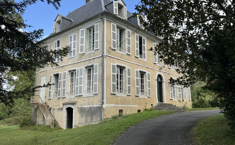 Élégante demeure de campagne du XVIII? siècle avec 2 gîtes, grange et 5,8 ha de terrain