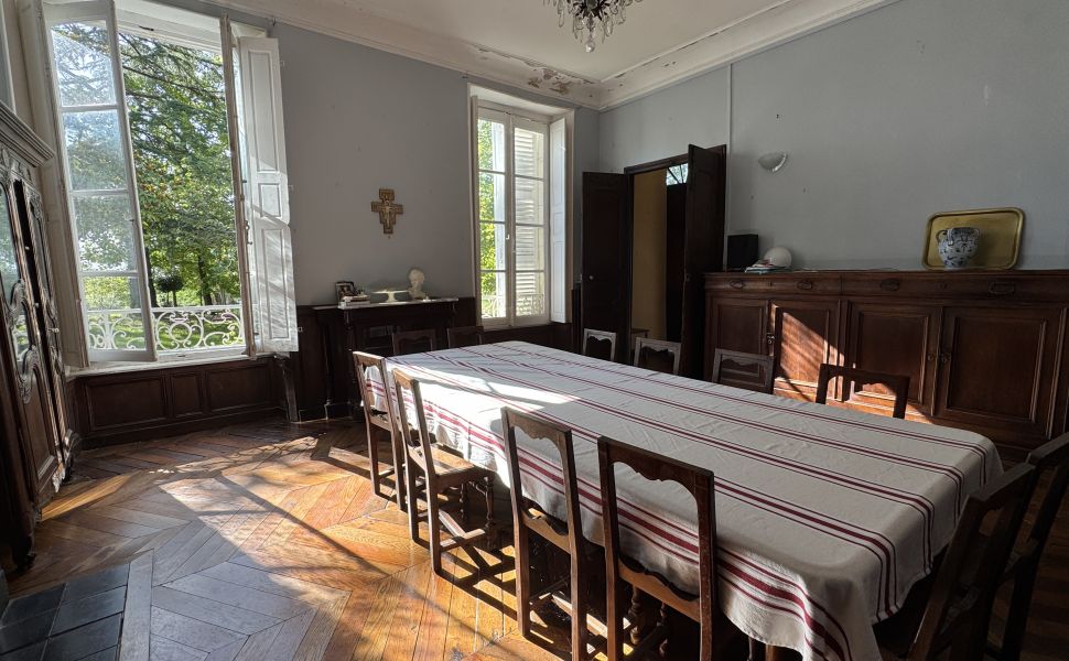 Élégante demeure de campagne du XVIII? siècle avec 2 gîtes, grange et 5,8 ha de terrain