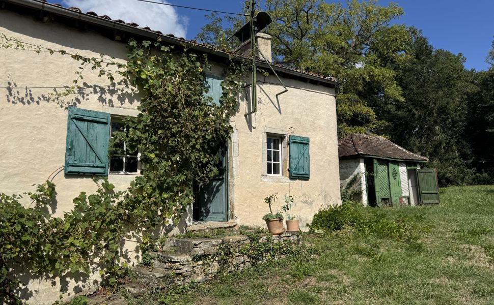 Élégante demeure de campagne du XVIII? siècle avec 2 gîtes, grange et 5,8 ha de terrain