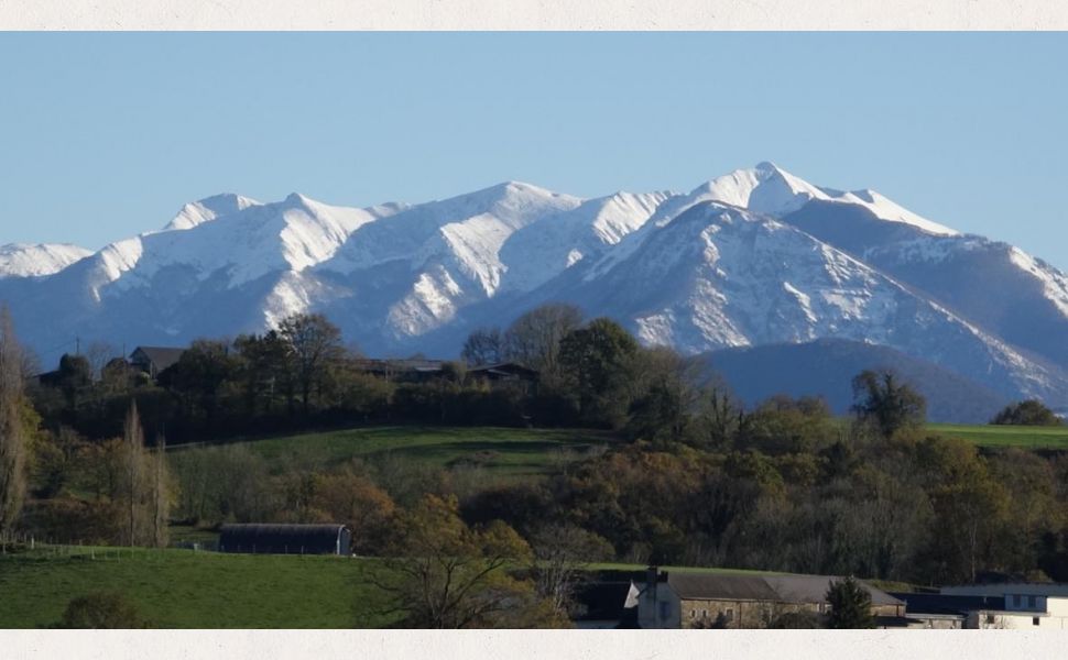 Demeure de charme en pierre avec vues panoramiques sur les Pyrénées et 19,6 HA