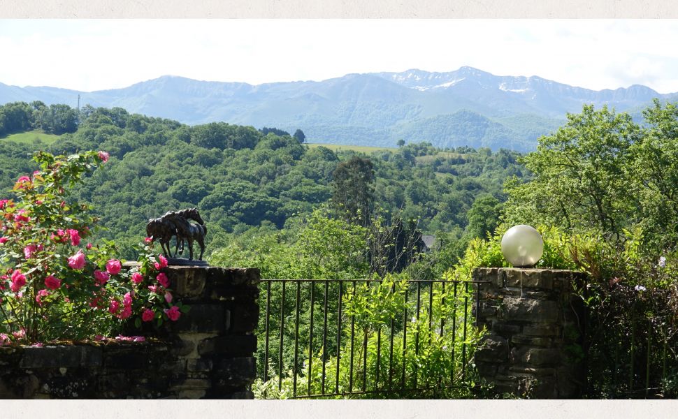 Demeure de charme en pierre avec vues panoramiques sur les Pyrénées et 19,6 HA
