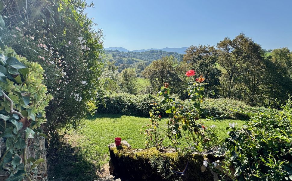 Demeure de charme en pierre avec vues panoramiques sur les Pyrénées et 19,6 HA