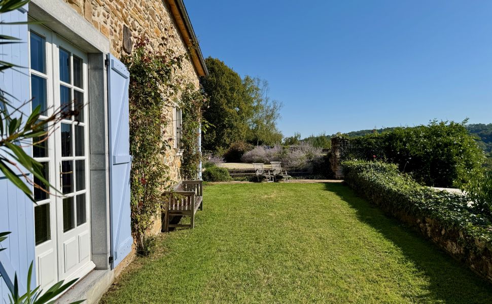Demeure de charme en pierre avec vues panoramiques sur les Pyrénées et 19,6 HA